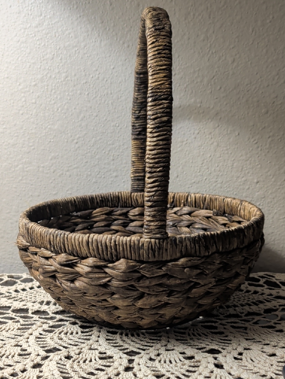 Handwoven Sea Grass Natural Brown Wicker Basket with Handle Wire Mesh Base